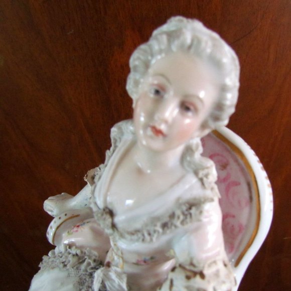 PLAUE PORCELAIN FIGURINE, SEATED LADY, GEORGIAN STYLE GOWN & CHAIR, GERMANY - Picture 3 of 16